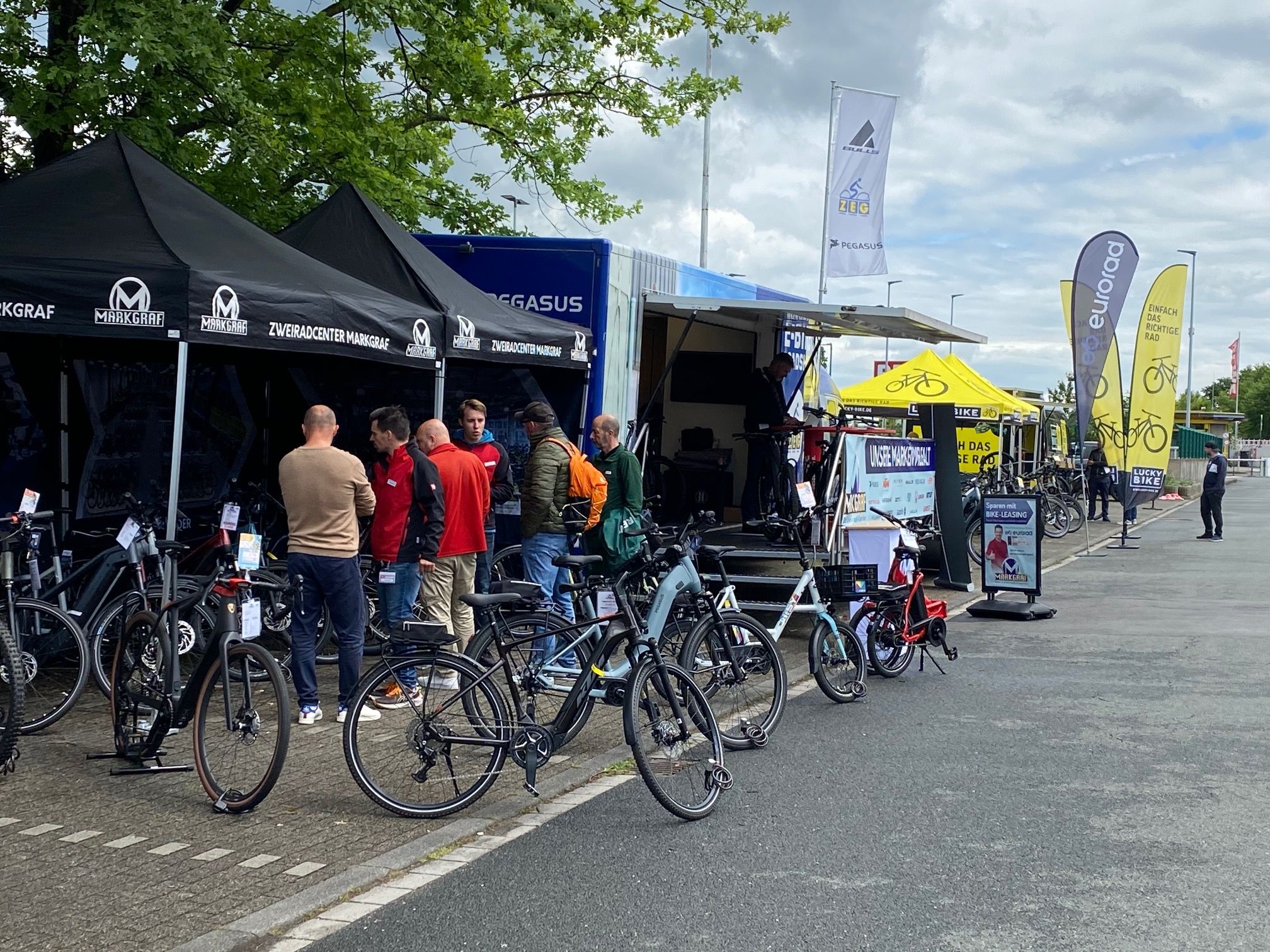Ein Treffen von Radfahrern bei einem Festival oder einer anderen Freiluftveranstaltung.
